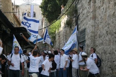 مئات المستوطنين يجوبون شوارع القدس