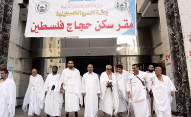 الاحتلال يمنع سفر حجاج مقدسيين لعدم تسديدهم الضرائب