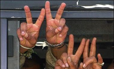 الأسرى الإداريون يعتزمون مقاطعة المحاكم الصهيونية