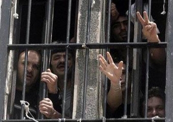 عصيان في سجن النقب والاحتلال يعزل العشرات من الاسرى