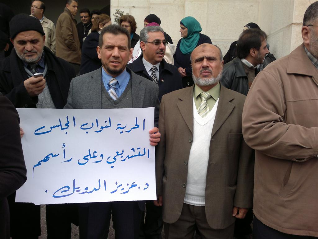 النواب الإسلاميون يجرون زيارات لبيوت زملائهم المختطفين