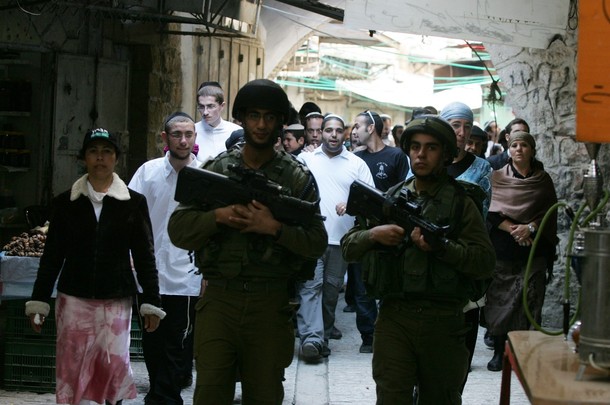مستوطنون يهاجمون مزارعين فلسطينيين جنوب نابلس ويصيبون أحدهم بجراح
