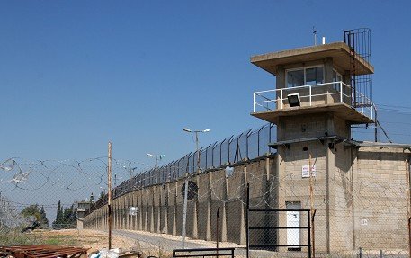 وحدة المتسادا الصهيونية تقتحم سجن عوفر