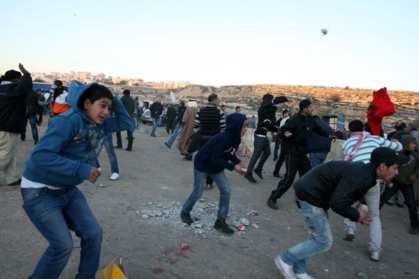 إصابة فلسطيني بجروح خطيرة في مواجهات مع الاحتلال شمال رام الله