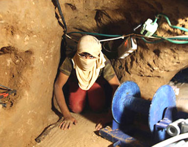 إصابة ثلاثة عمال بإنهيار نفق على الحدود مع مصر