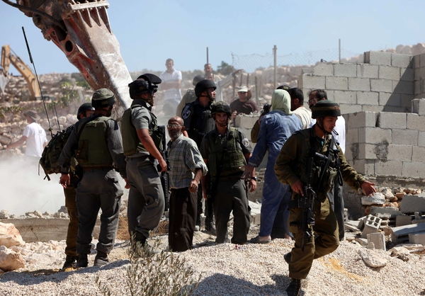 الاحتلال يصادر خيام مضارب حي الخلايلة شمال القدس