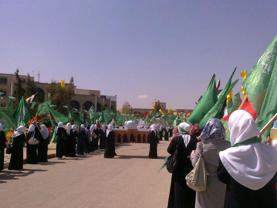 الاحتلال يستهدف طالبات الجامعات في الخليل