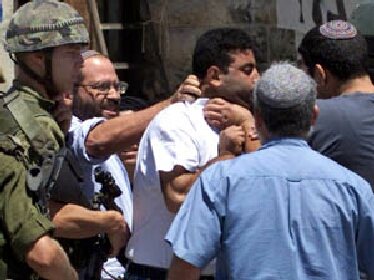مغتصبون يعتدون على فلسطيني بالضرب والركل في بيت لحم