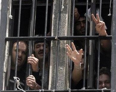 سلطات الاحتلال تعزل عميد الأسرى الفلسطينيين في بئر السبع