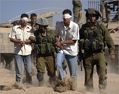 الاحتلال يعتقل 15 فلسطينيًا بالضفة فجر اليوم