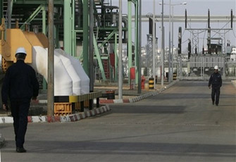 بدء ضخ الوقود لمحطة كهرباء غزة مع استمرار الأزمة