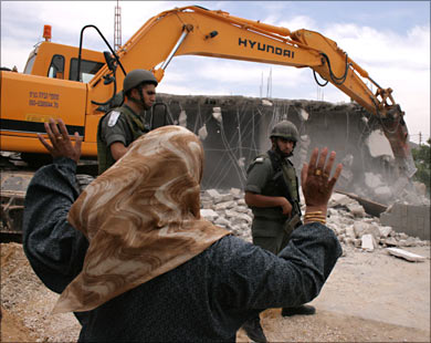عشرات الفلسطينيين يحتشدون قرب أراضيهم المهددة بالاستيطان جنوب الخليل
