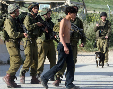 الاحتلال يعتقل 10 فلسطينيين بالضفة