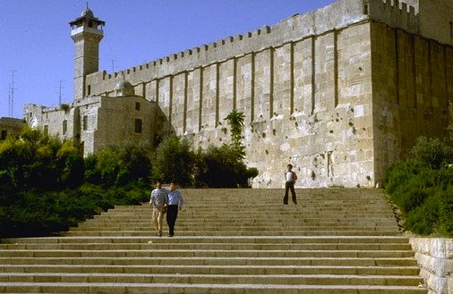 اندلاع حريق بالمسجد الإبراهيمي بعد إغلاقه ليومين من قبل الاحتلال