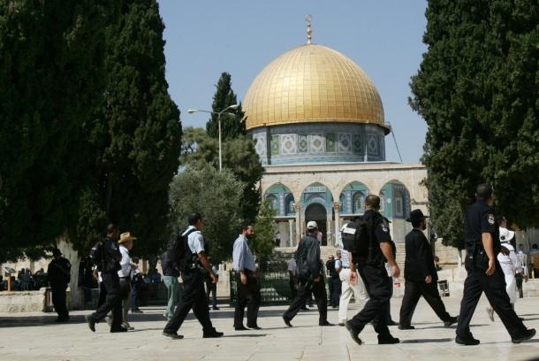 مغتصبون صهاينة يستبيحون القدس والمسجد الاقصى