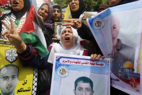 الاحتلال منع 20 عائلة فلسطينية من زيارة أبنائها الأسرى