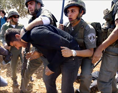 إصابة 4 مواطنين في مواجهات عنيفة بنابلس