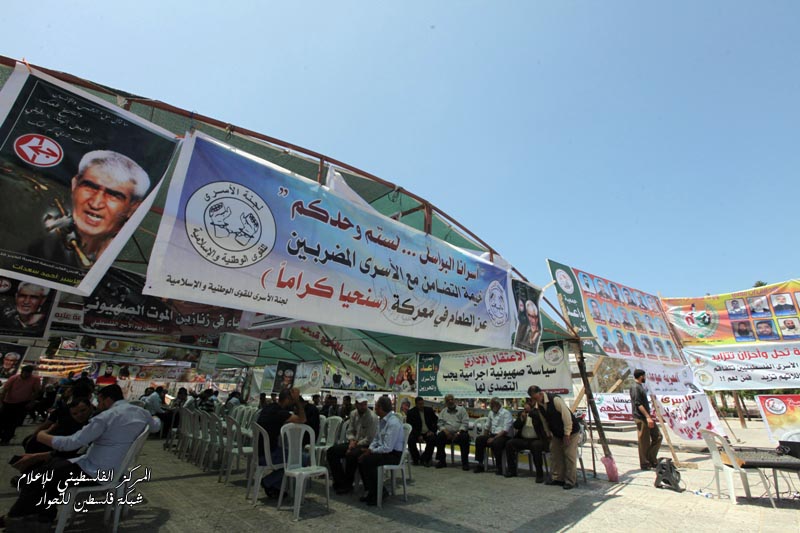 عشرات الأسرى المحررين يبدؤون إضراباً مفتوحاً عن الطعام