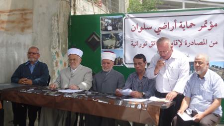 شخصيات فلسطينية تحذر من زرع قبور يهودية حول الأقصى