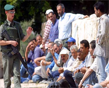 خلال يومين .. الاحتلال يحاكم 50 عاملًا فلسطينيًا بأراضي 48