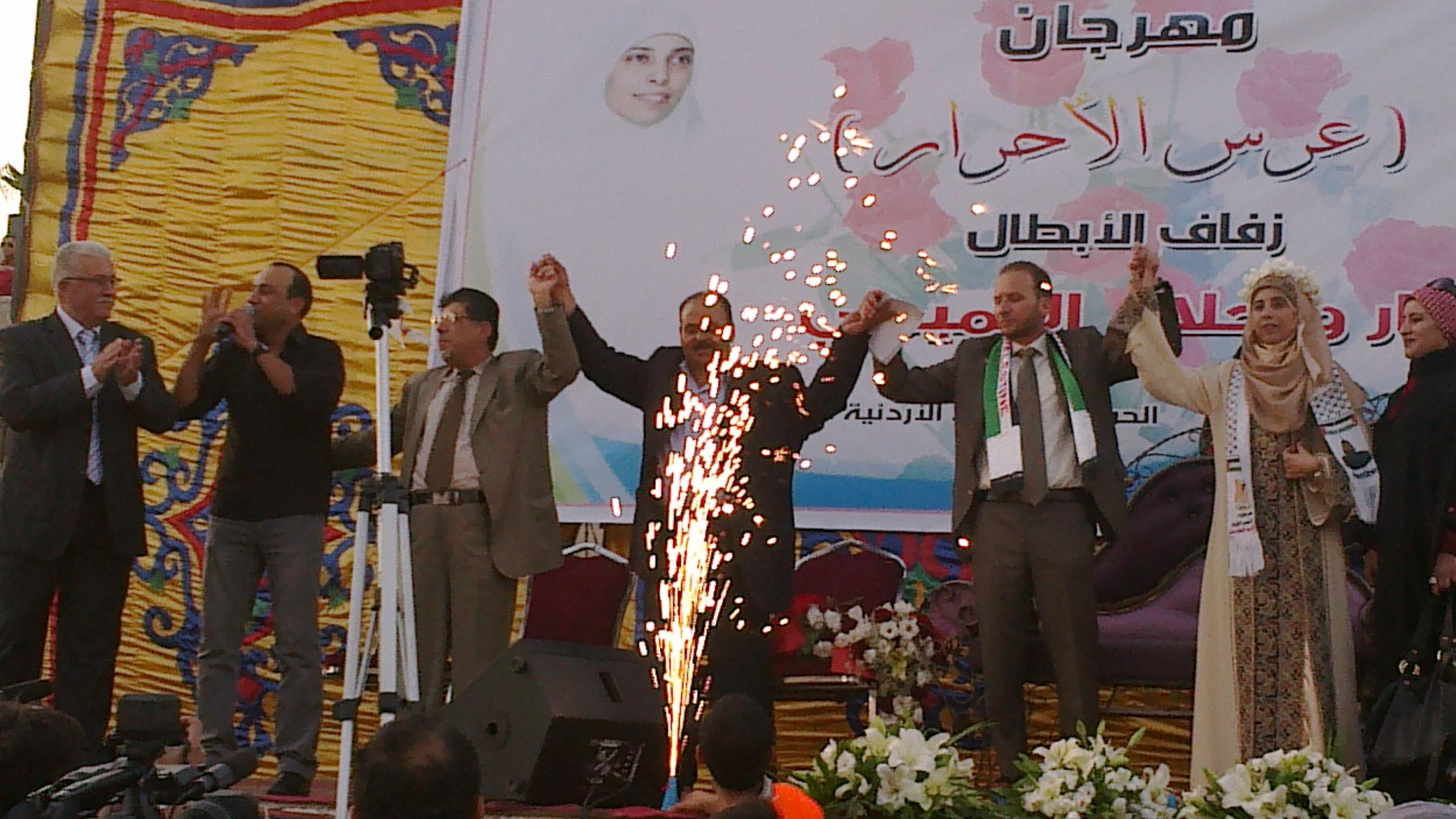 آلاف الأردنيين يزفون المحررين نزار وأحلام التميمي