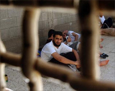 الاحتلال أعاد اعتقال 15 أسيراً محرّراً ضمن صفقة التبادل
