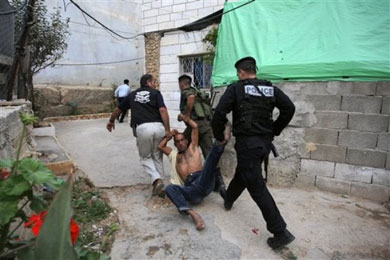 أجهزة السلطة تواصل تعذيب المختطفين بسجونها