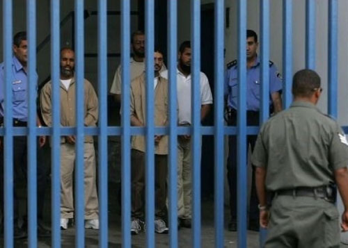 الاحتلال يزعم كشف خلية فلسطينية هربت هواتف للأسرى