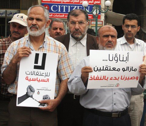 أهالي المختطفين المضربين يعتصمون أمام سجن مخابرات بيت لحم