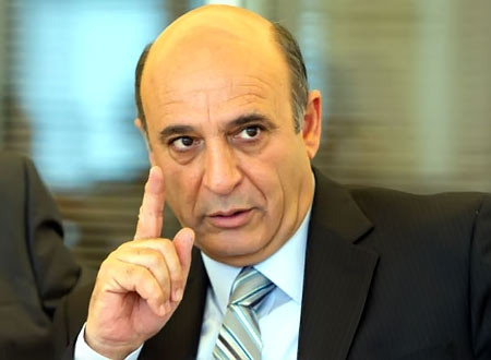 فلسطينيون يقدمون مذكرة للنائب العام لاعتقال موفاز عند دخوله رام الله
