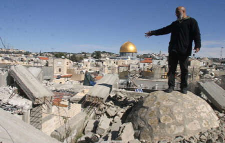 الاحتلال يهدم منزلاً فلسطينياً في القدس عمره أكثر من 100 عام