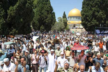 مائة ألف فلسطيني أدوا صلاة الجمعة الأولى من رمضان في الأقصى