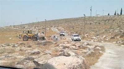 الاحتلال يغلق طرقًا ويقتحم منزل قاضٍ في يطا جنوب الخليل