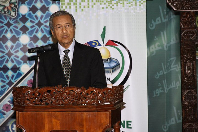 مهاتير محمد يتهكم على زيارة مرشحي الرئاسة الأمريكية للكيان