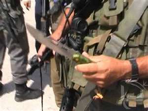 مستوطن يطعن مسنًا فلسطينيًا بالخليل ويصيبه بجروح بالغة