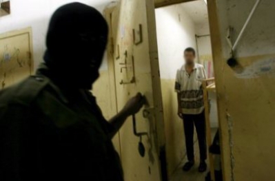 هيئة حقوقية تطالب بالتحقيق بأسباب وفاة فلسطيني في سجون السلطة