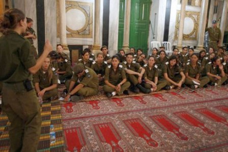 شرطة الاحتلال تدنس مسجدا في بلدة الطيرة وتفتشه