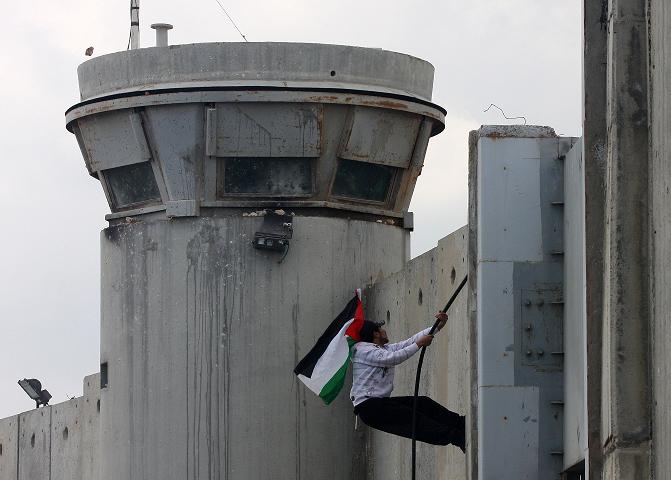 شبان يرفعون علم فلسطين على معسكر صهيوني في بيت لحم