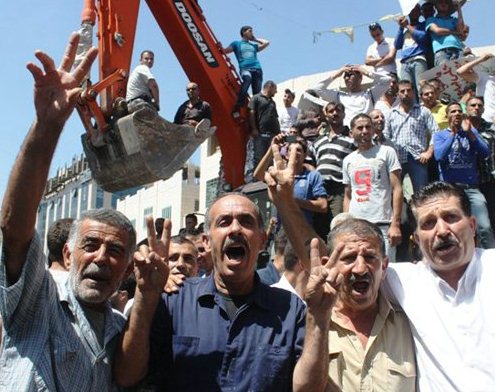 اعتصام لعمال النظافة جنوب الخليل احتجاجًا على الغلاء
