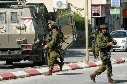 جنود الاحتلال يستولون على سيارة فلسطينية وسط الخليل