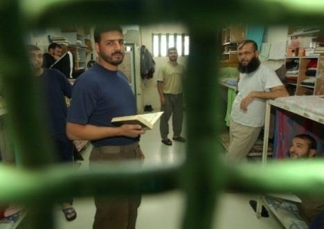 الأسرى يضربون عن الطعام الثلاثاء تضامناً مع زملائهم المضربين