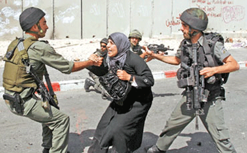 مركز أسرى فلسطين يدين اعتقال الاحتلال لوالدة أسيرين