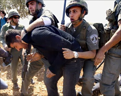 جنود الاحتلال ينكّلون بمواطن صوّرهم باعتداء سابق