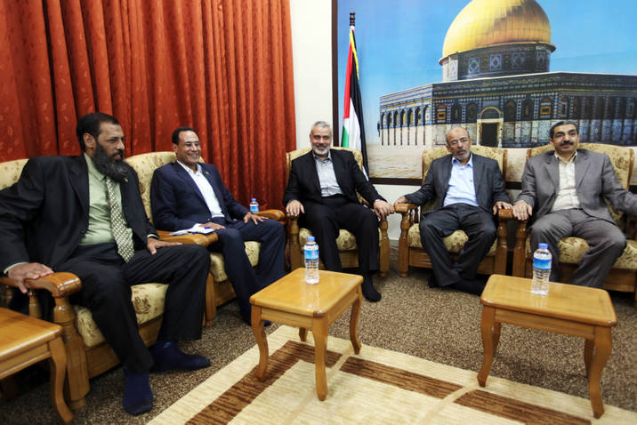 هنيه يستقبل الوفد المصري الزائر لغزة