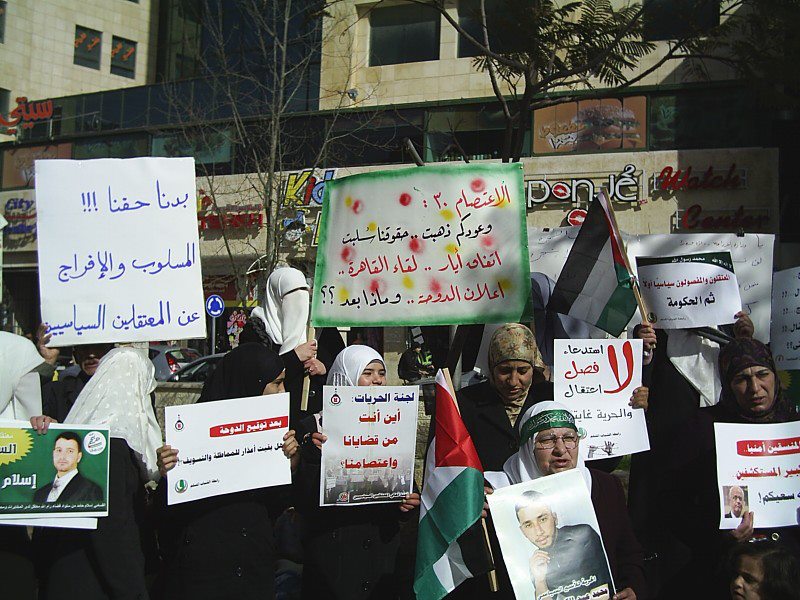 أمن السلطة يفرج عن المحرر الشوامرة ويختطف اثنين من نشطاء حماس