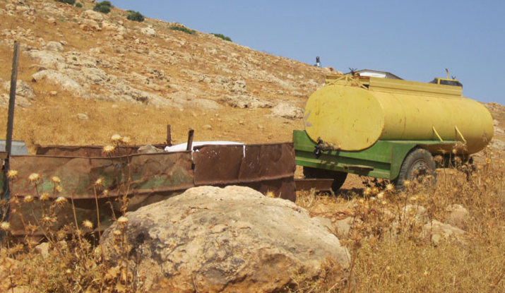 الاحتلال يصادر صهاريج مياه من المواطنين في الأغوار