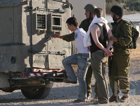 الاحتلال يعتقل أربعة فلسطينيين من الخليل بينهم طفلان