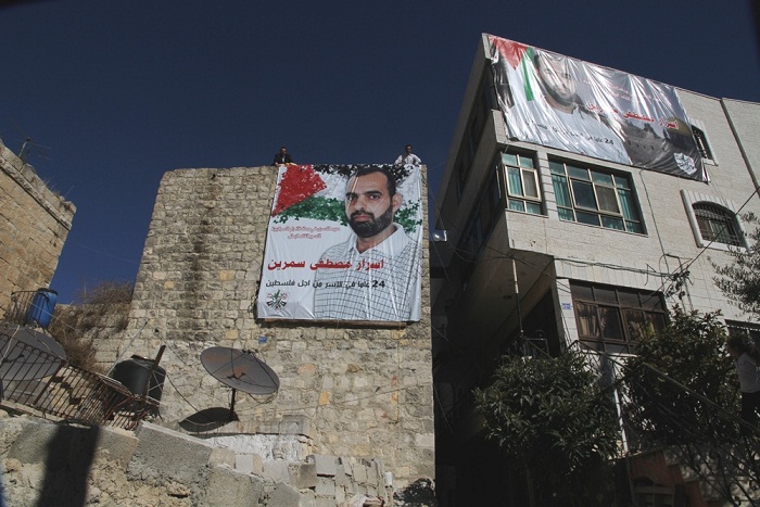 منازل الأسرى تتزين لاستقبالهم بعد عقود من الغياب