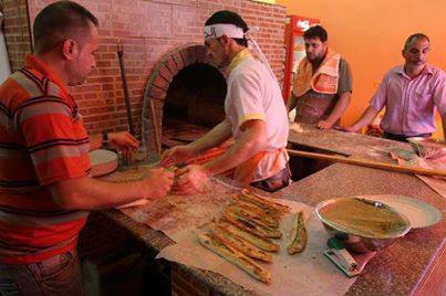 لاجئون من سورية يجنون رزقهم بافتتاح مطعم شامي بغزة