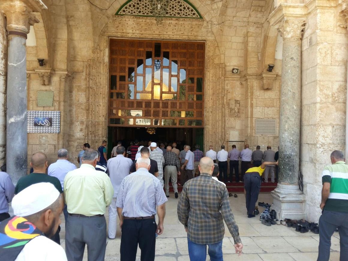 الاحتلال ينسحب من الأقصى وأعداد كبيرة من المصلين تتوافد إليه